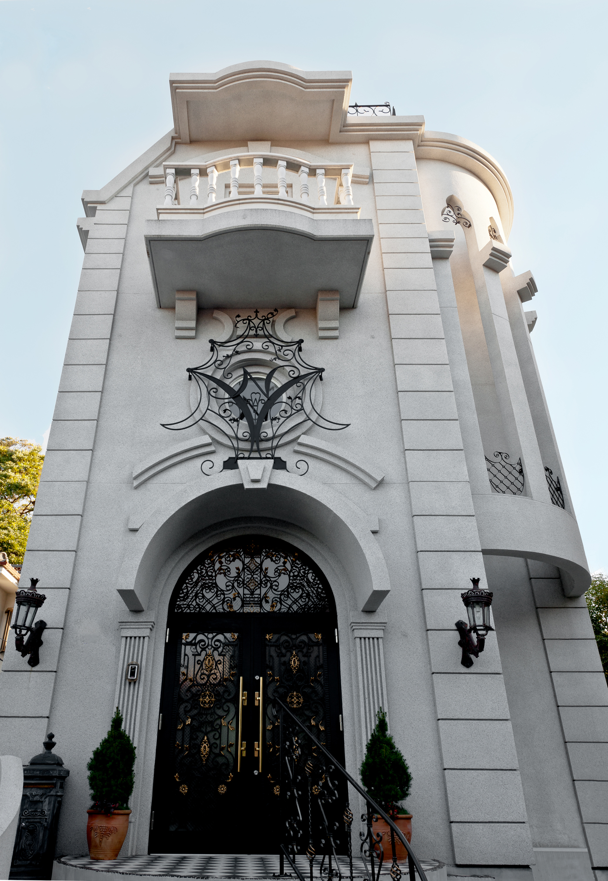 優雅なデザインのバルコニーやアイアンが引き立てる3階建ての外観。