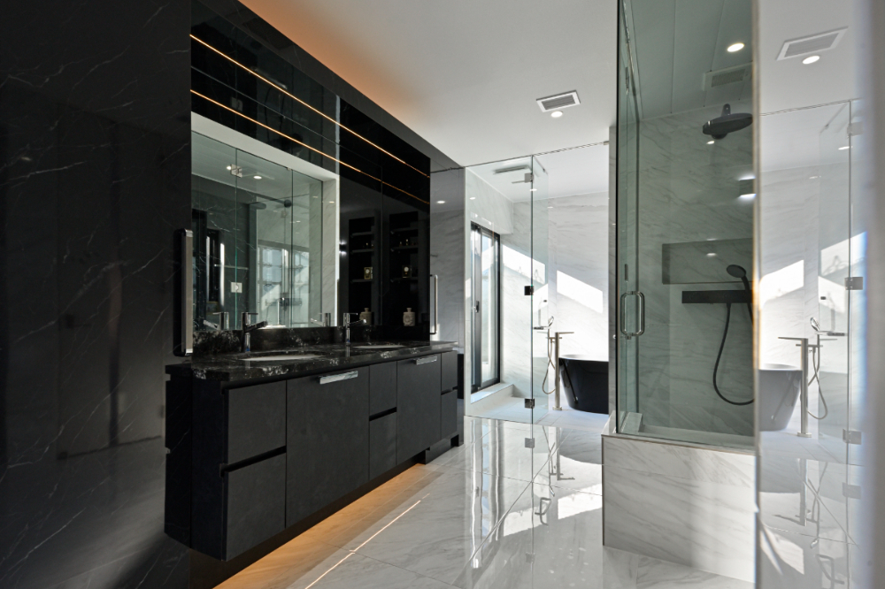 シャワーブースを別に設けた浴室。ドライバスで浴槽に浸かる時間を楽しみます。