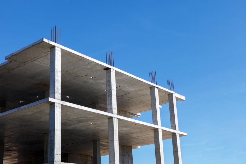 建築中のRC造の建物