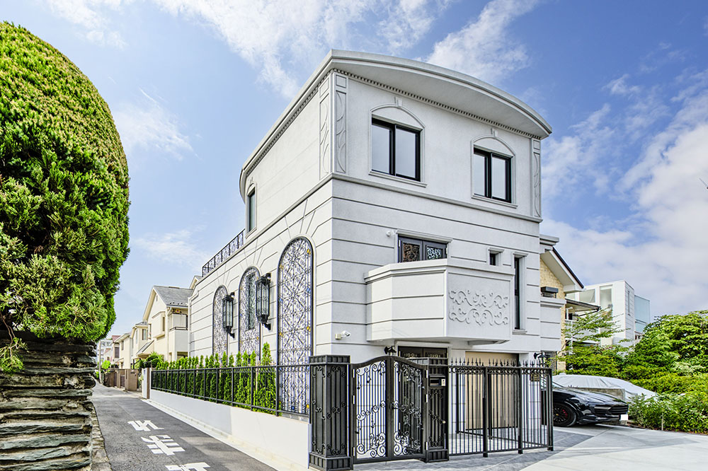 角地に建つＳ邸。変化のある外観デザインで3階建ての高さを感じさせません。