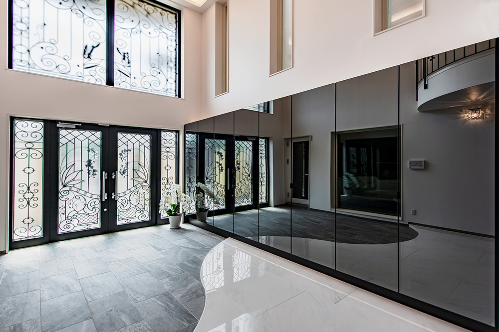 吹き抜けを取り入れた高級感のある玄関(正面)