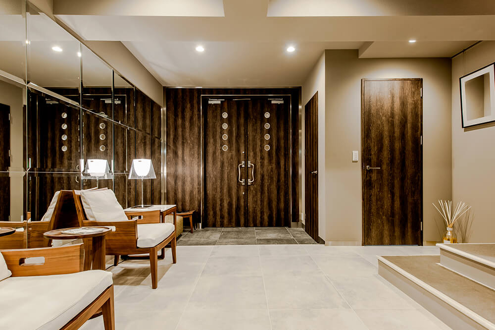 高級ホテルのような玄関(正面)