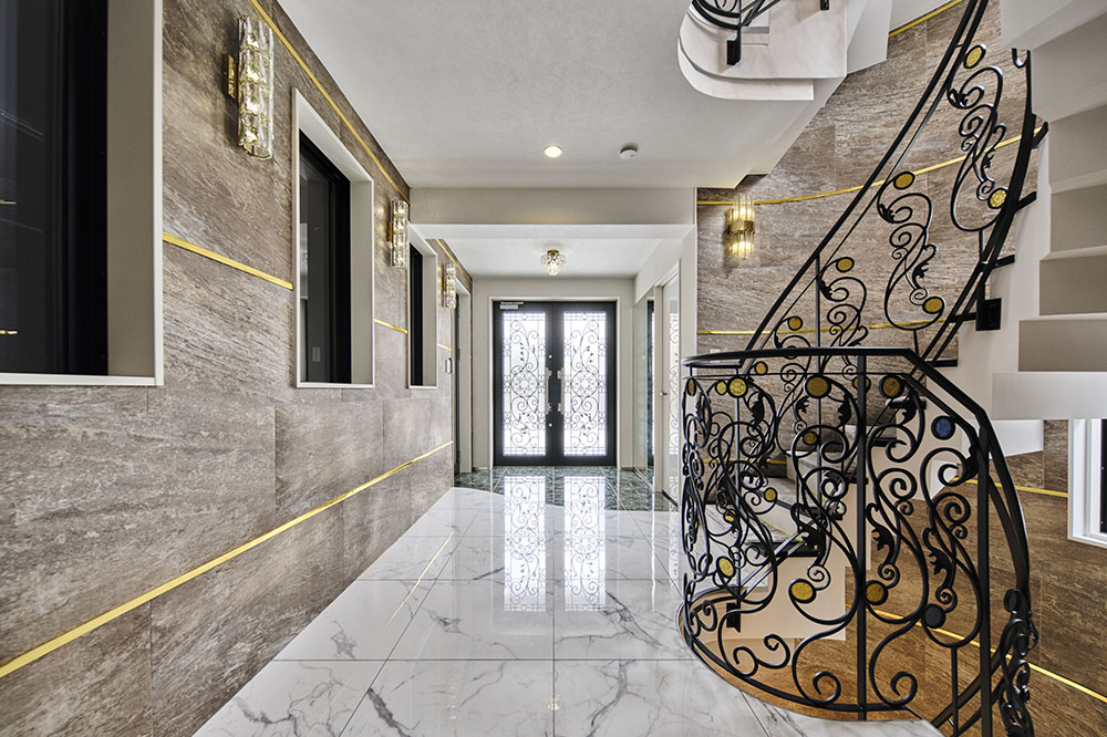 大理石を活かした高級感のある玄関(室内側)