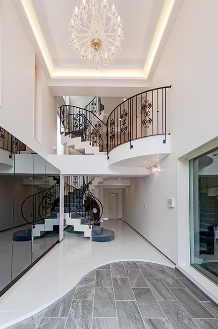 吹き抜けを取り入れた高級感のある玄関(上)