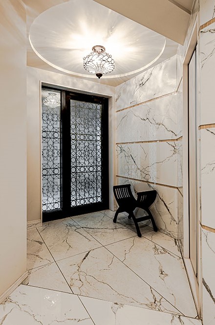 大理石とミラーの視覚効果を利用した高級感のある玄関(正面)