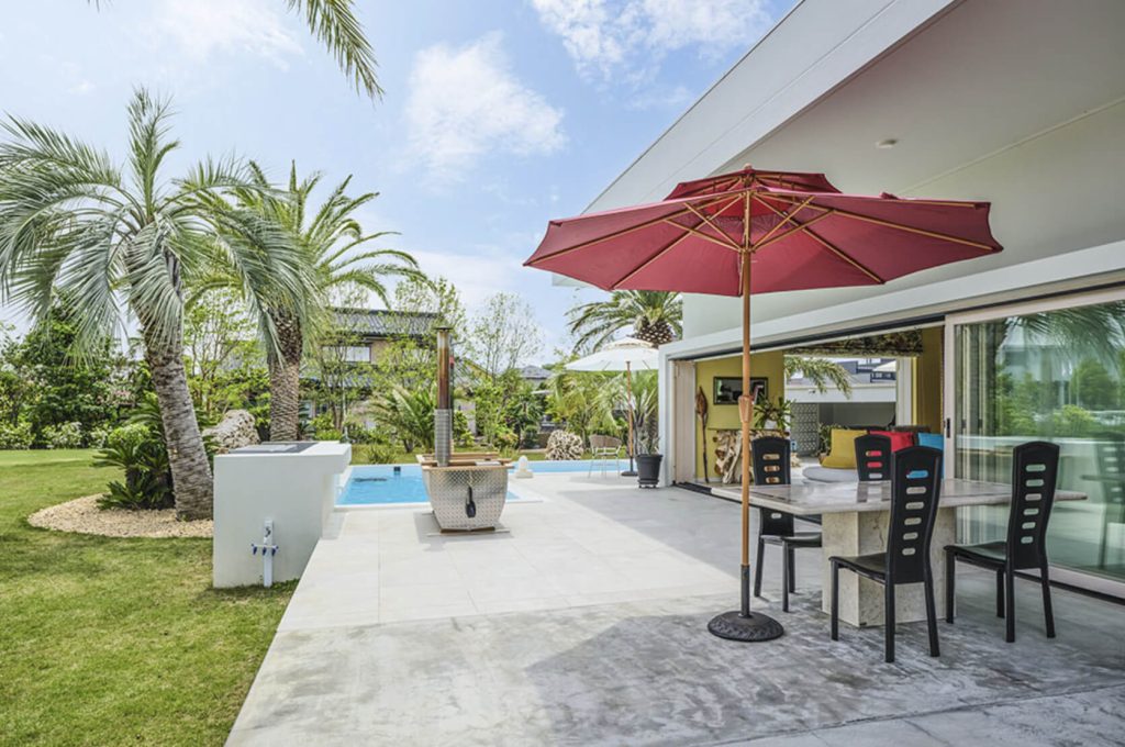 リゾート風の庭のエクステリア(昼)