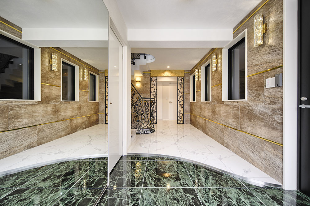 大理石を活かした高級感のある玄関(正面)