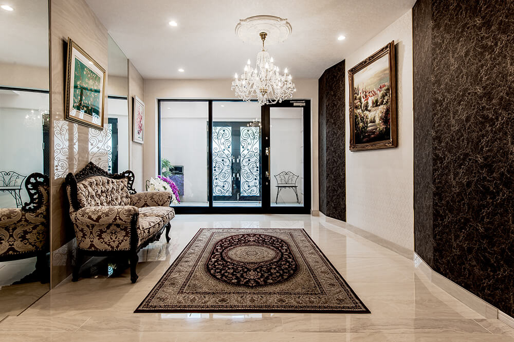 調度品で高級感を演出した玄関(正面)