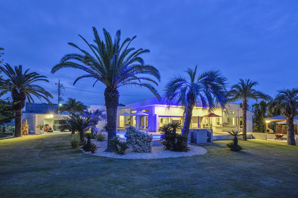 リゾート風の庭のエクステリア(夜)