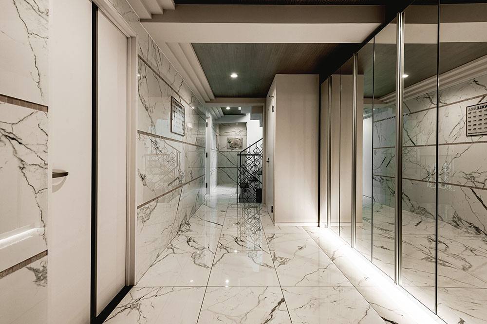 大理石とミラーの視覚効果を利用した高級感のある玄関(奥)