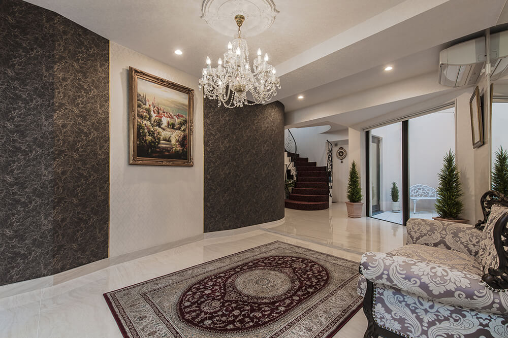 調度品で高級感を演出した玄関(奥)