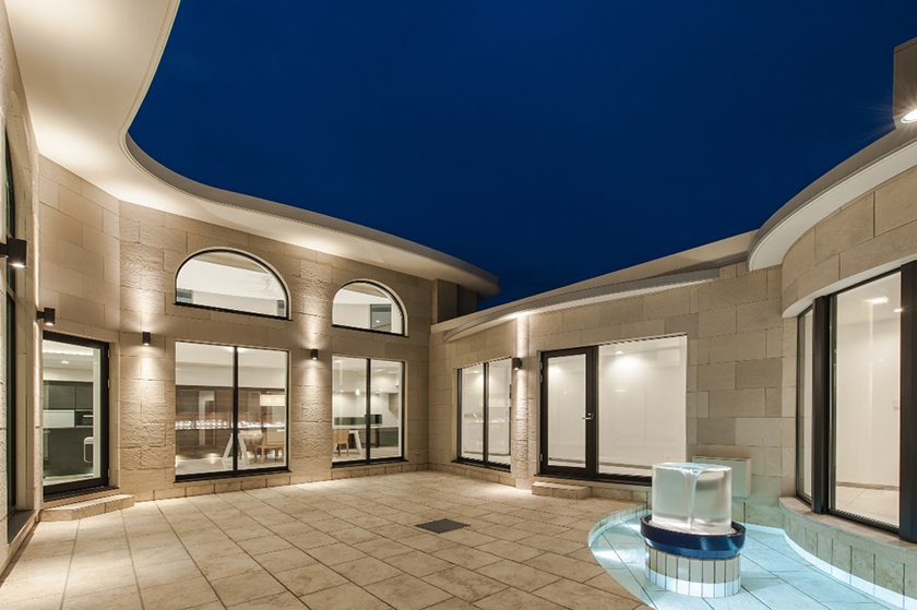 曲線が織りなす、ホテルライクな光に包まれた中庭