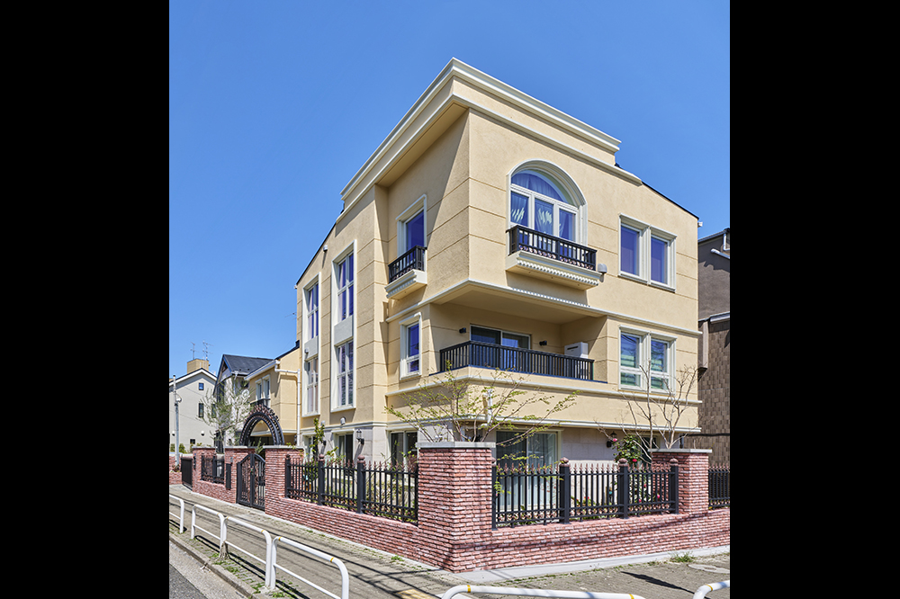 敷地は角地。道路に面する２面それぞれに見所のある外観デザインを工夫しました。