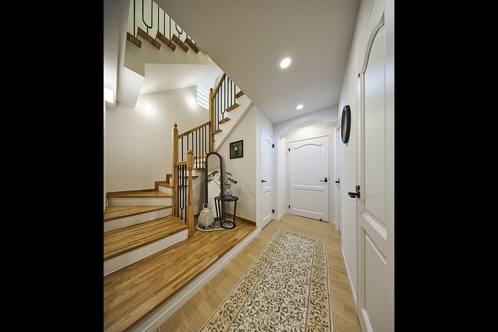  ゆとりを持たせた玄関ホール。正面にギャラリースペースを設けています。