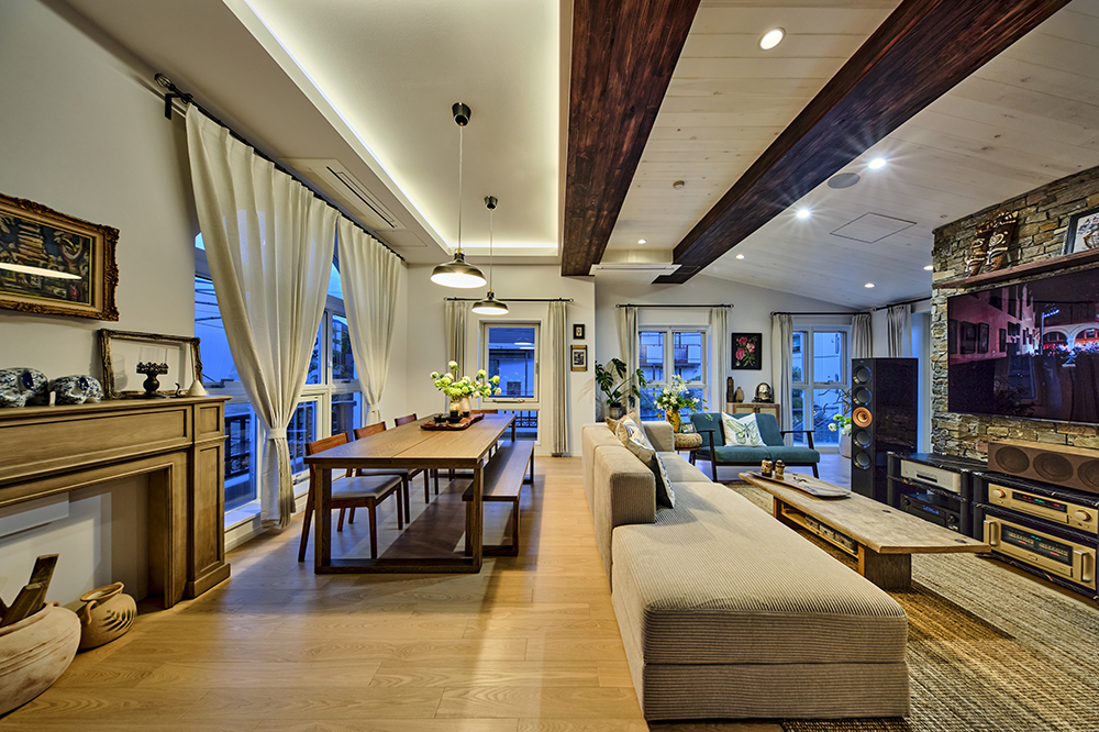 間接照明を組み合わせた夜のインテリア。本格的なオーディオをセットしています。