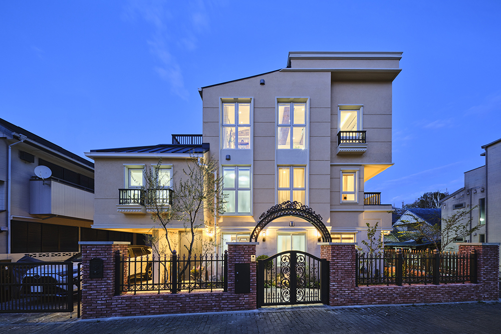 窓にこだわった外観。レンガタイルとロートアイアンのフェンスが足下を彩ります。