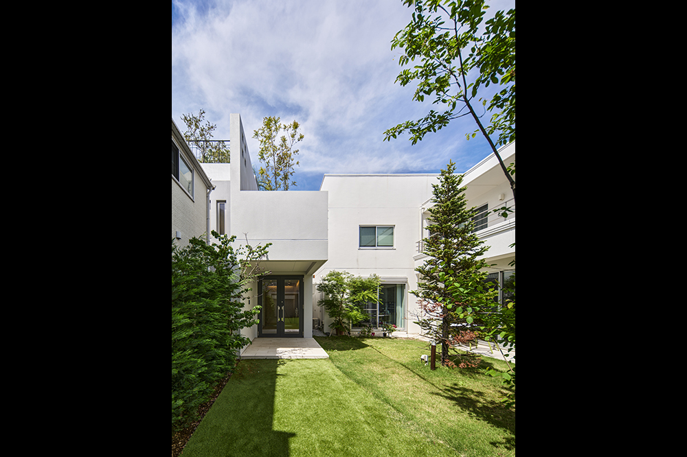 右はＲＣ造の既存の母屋。左のガラスの扉が別邸のエントランスです。