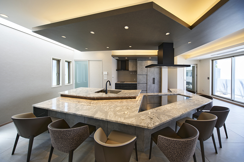 シェフを囲んで食事を楽しむライブキッチン。鉄板を組み込んでいます。