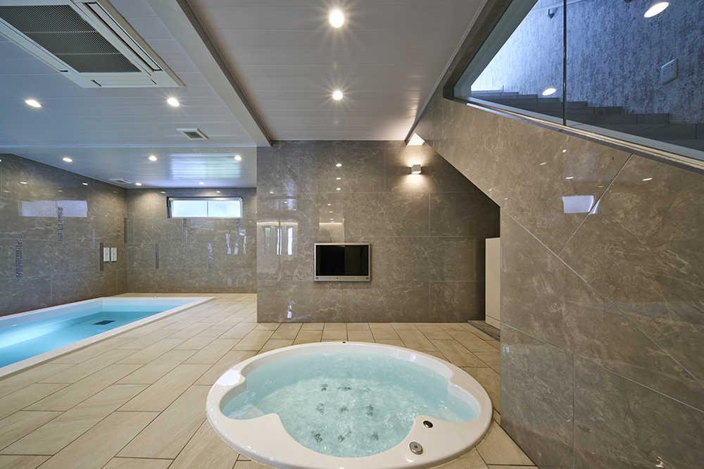 プールサイドにはジェットバスも設け、壁掛けテレビを設置しました。