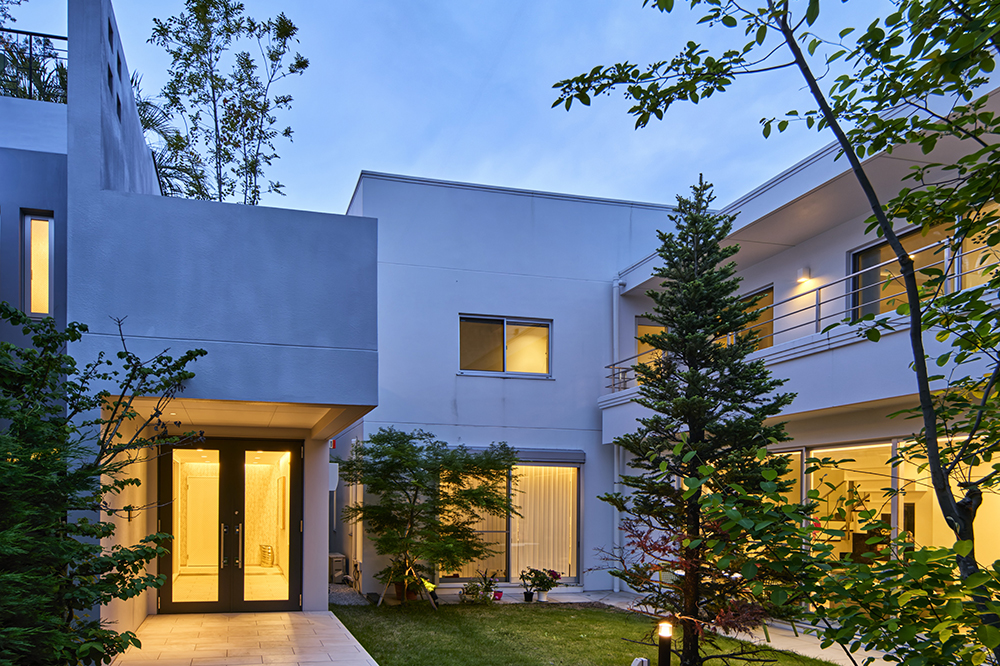 別邸の建物はエントランスの奥を左側に延びるように建てられています。