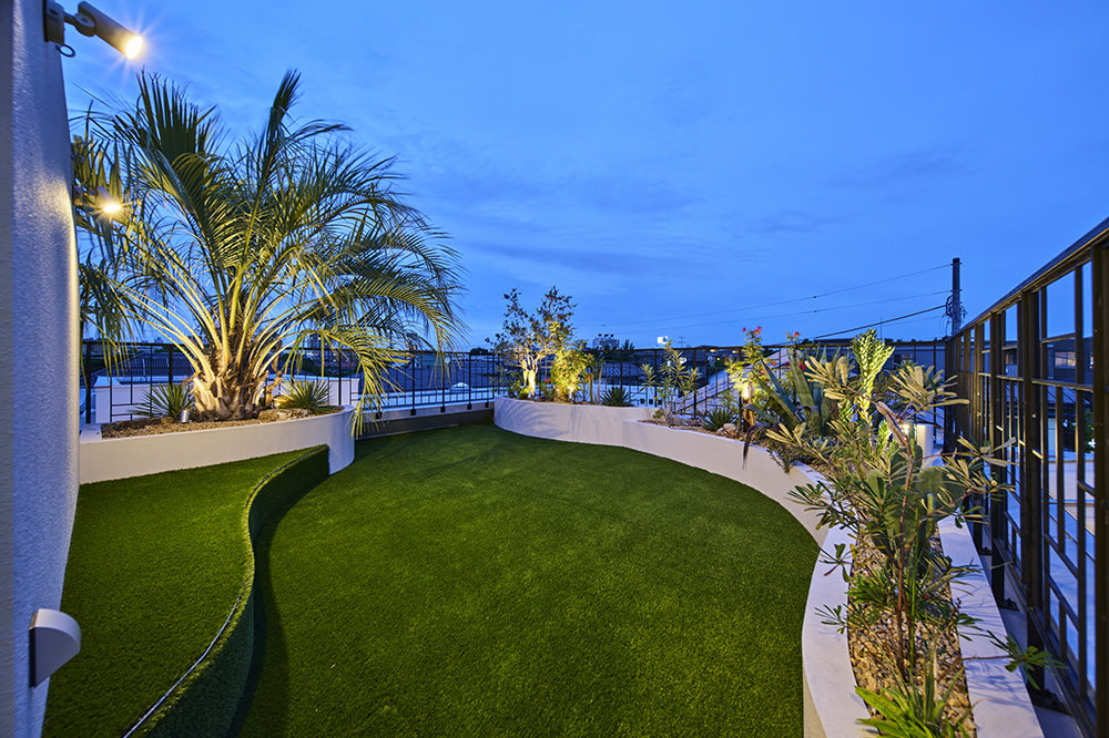 まわりに高い建物がないので屋上からは大きな星空と都心の夜景が楽しめます。


