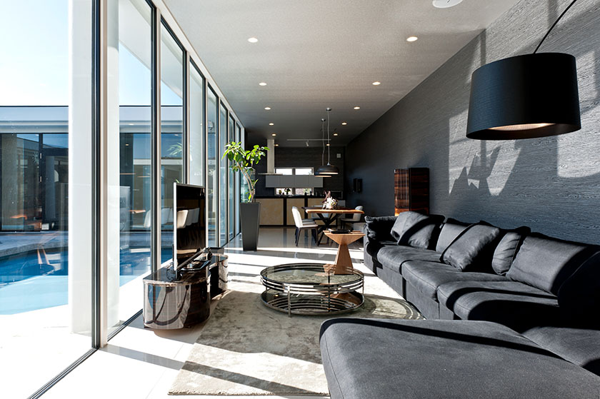 室内から見た水庭の様子