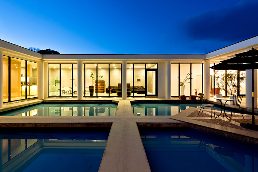 水庭のある平屋（夜）