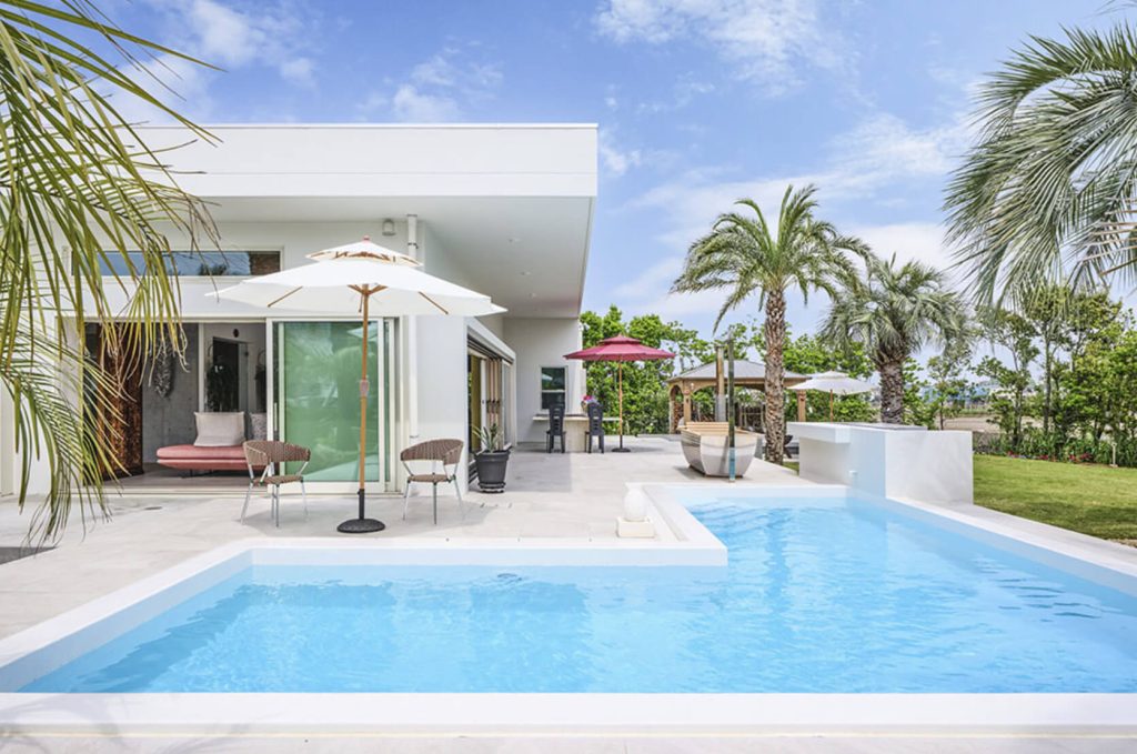 リゾート風の平屋のプライベートプール