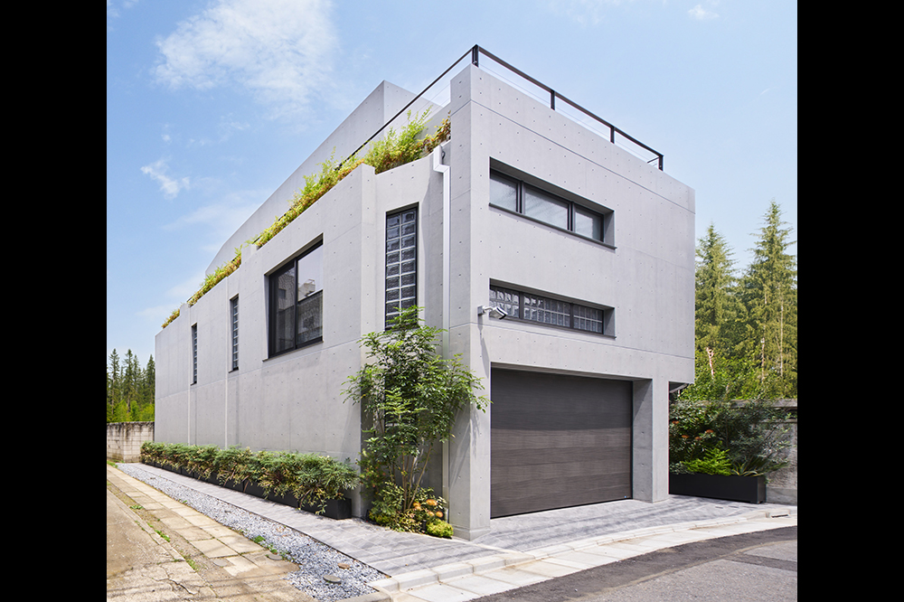 地下1階地上3階＋屋上の建物。シンプルなデザインですが、充実した空間が広がっています。