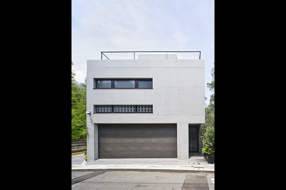 右手奥が玄関。二連の横長の窓が都市の街並みを引き立てます。