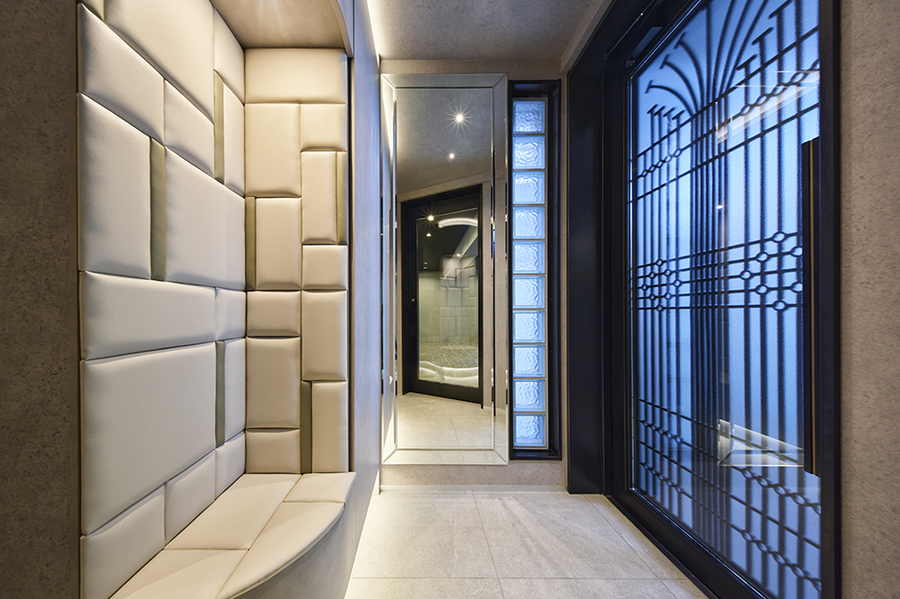 玄関ホール。スペースは限られていましたがミラーも駆使してゆとりを演出しました。