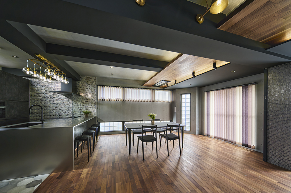 近隣の建物が近いのでガラスブロックを有効に使ってプライバシーを確保しました。