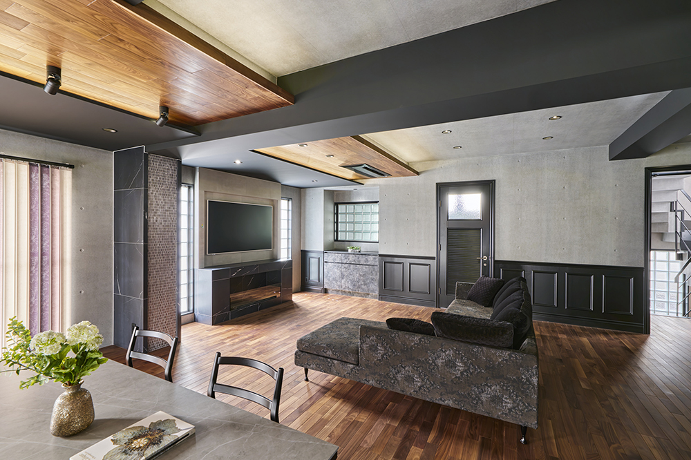 インダストリアルデザインをモダンに崩したインテリア。床と天井の一部にアメリカンブラックウォールナットを使いました。