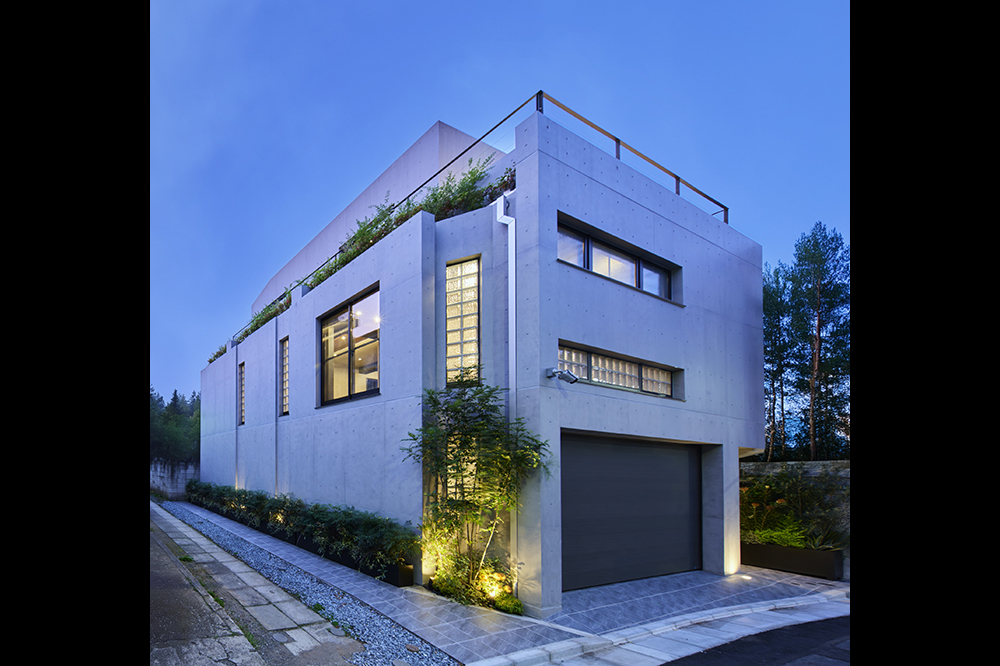 道路側の角を斜めにカットして植栽スペースに。外観デザインのアクセントです。