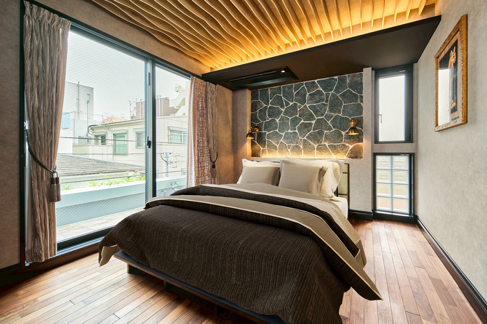 寝室の天井には波形にカットした木を平行に張って落ち着いた眺めをつくりました。