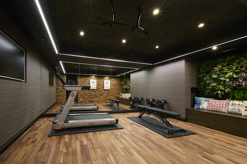 地下に設けたトレーニングルーム。壁の一部に植栽を施し雰囲気を和らげています。